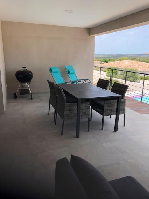 Villa Neuve Avec Piscine بونيفَسْيو المظهر الخارجي الصورة